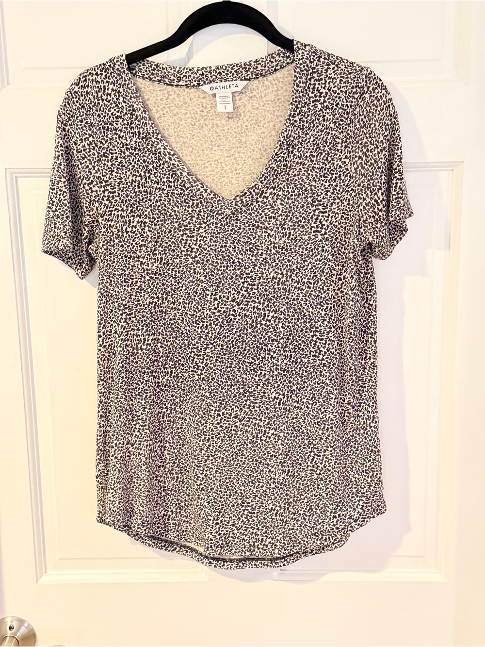 Athleta animal print V‑Neck Short Sleeve Top Small